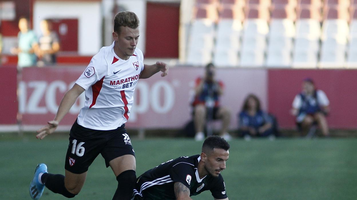 Fernández, derribado por un jugador del Sevilla Atlético