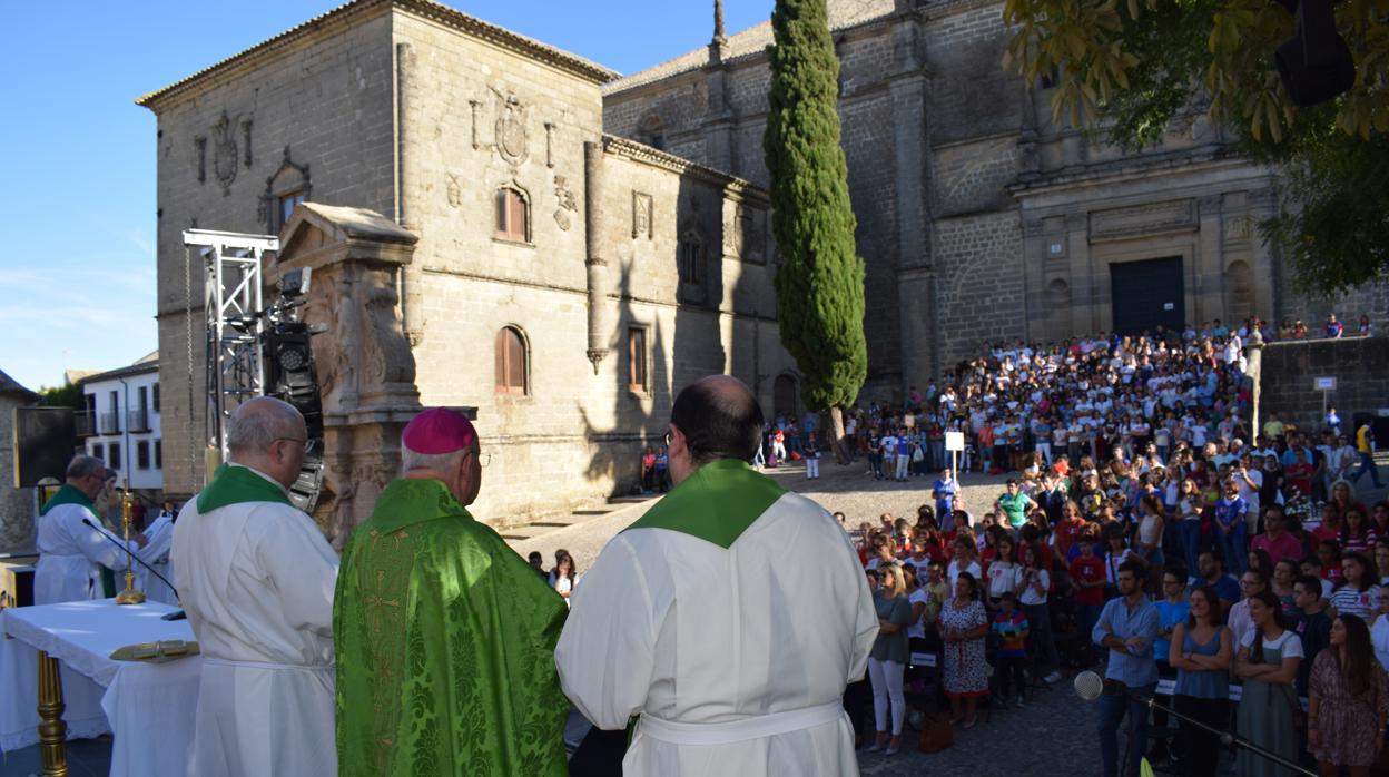 Centenares de adolescentes han participado en la Santa Misa celebrada por el obispo de Jaén