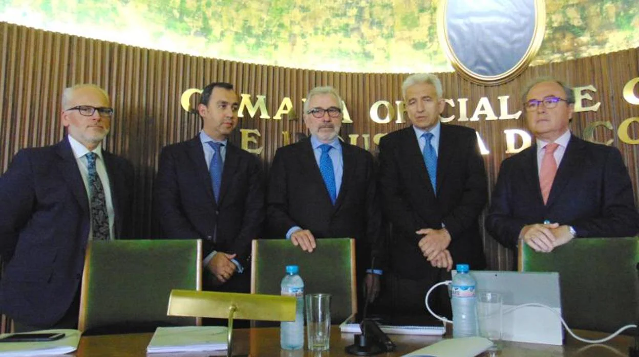 Ignacio Fernández de Mesa (centro9 y Antonio Díaz (primero por la derecha) en la Cámara de Comercio
