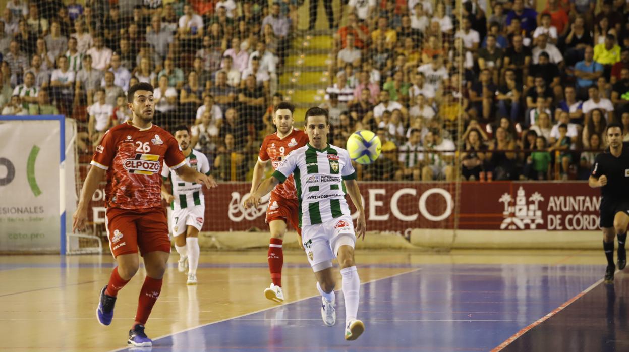 Javi Sánchez, ante Matteus en una acción del Córdoba Patrimonio ante ElPozo Murcia