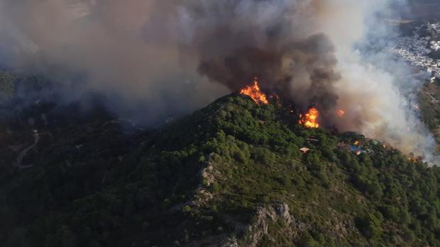 Desalojos y viviendas quemadas en Casares por un incendio forestal