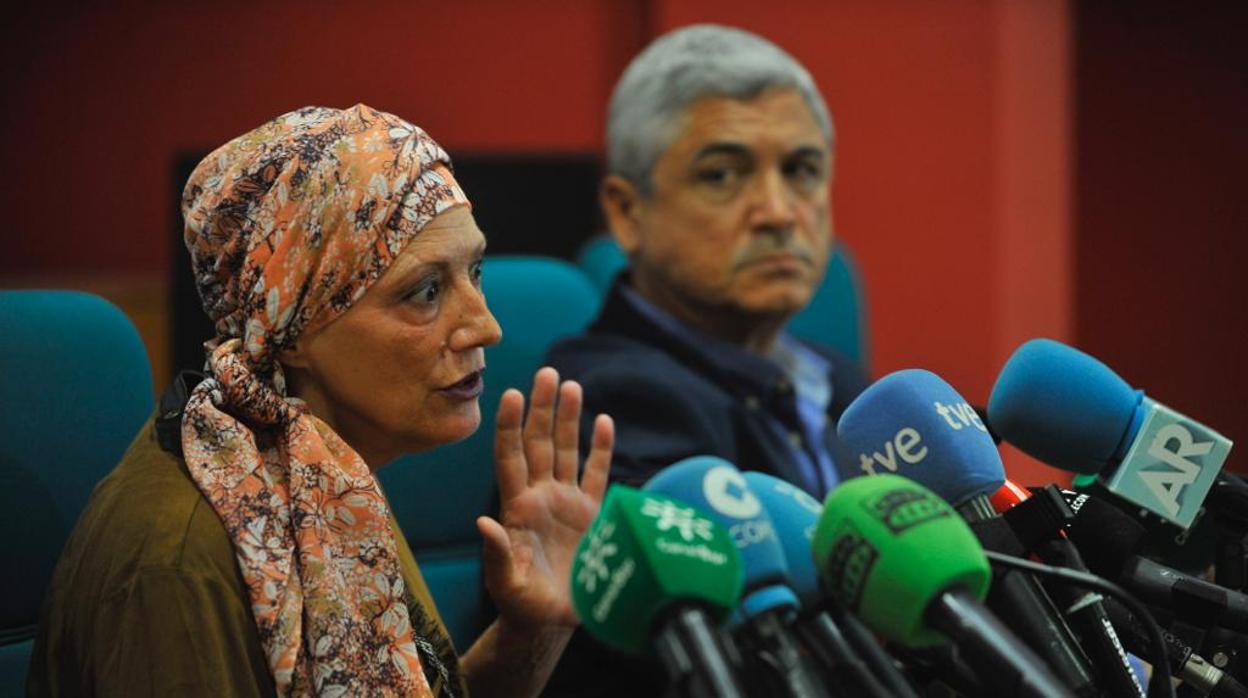 Rosa Garrido, hermana de la fallecida, durante la rueda de prensa celebrada en Málaga