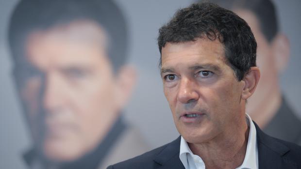 Reunión familiar para arrancar el sueño teatral de Antonio Banderas en Málaga