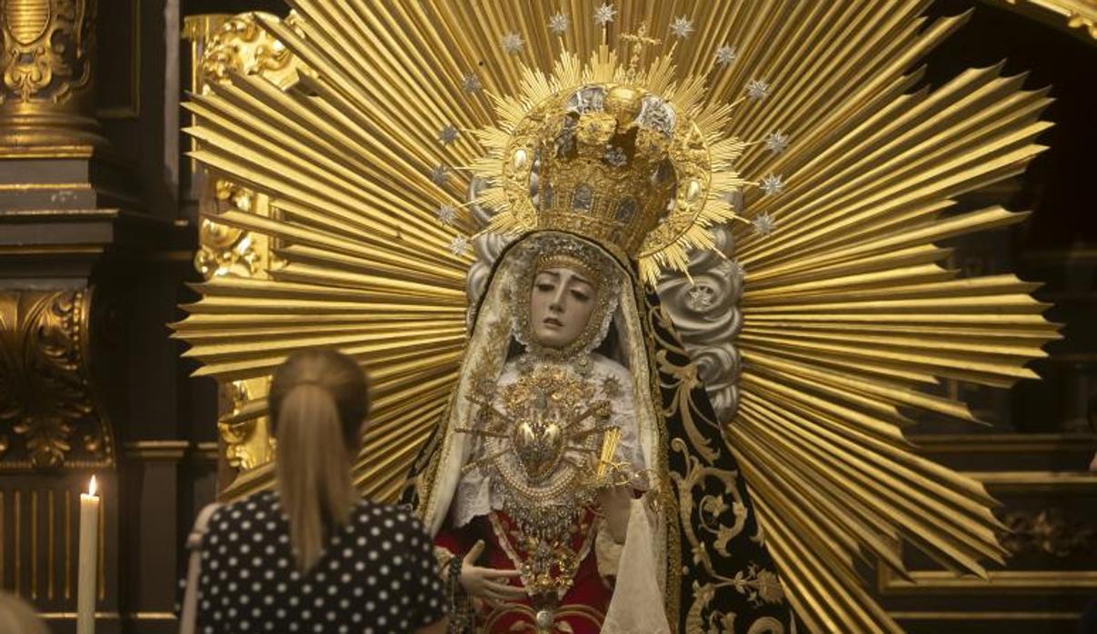 La Virgen de los Dolores durante el besamanos del Viernes de Dolores