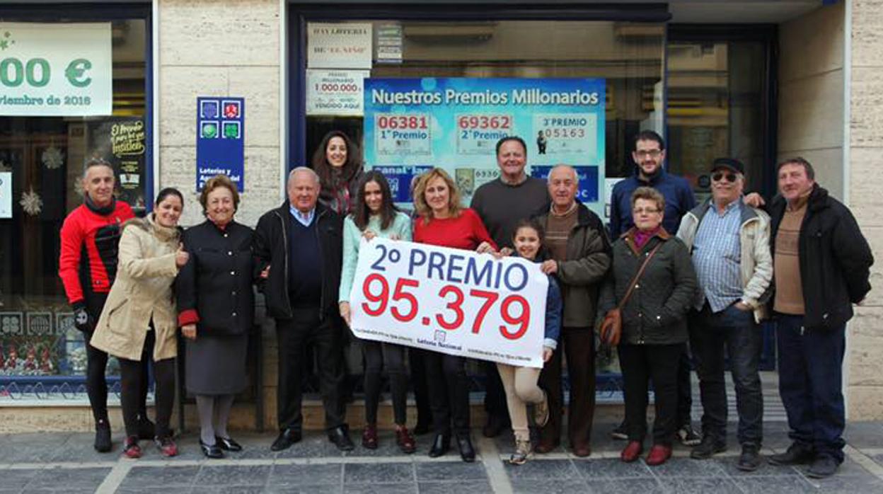 Vecinos de Tíjola en la administración de Loterías en 2017 celebrando un premio.