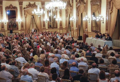 Público asistente a la conferencia de El Templo de Córdoba en el Real Círculo de la Amistad