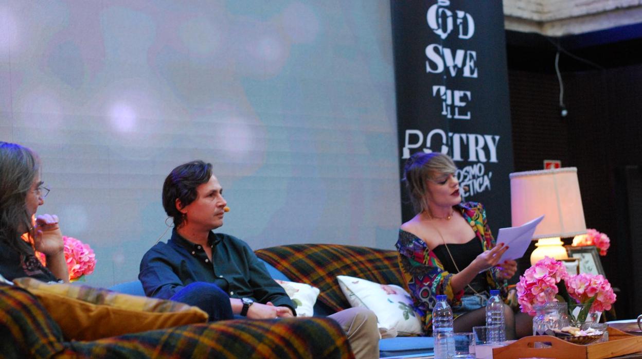 Álvaro Galán, durante su lectura en Cosmopoética junto a María Nieto