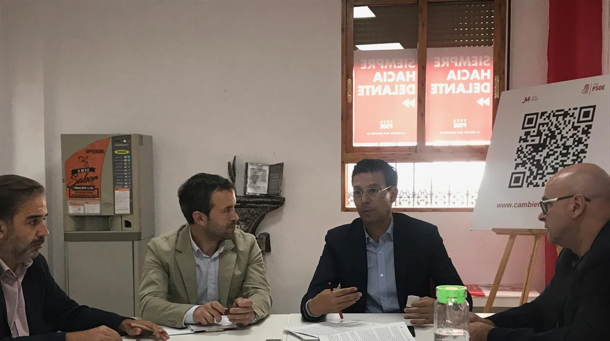 Julio Millán y Francisco Cuenca, ambos en el centro, junto a otros dirigentes socialistas, durante la reunión
