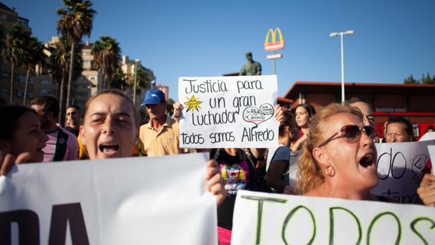 Doscientas personas claman justicia por Alfredo Morodo ante la Verja de Gibraltar