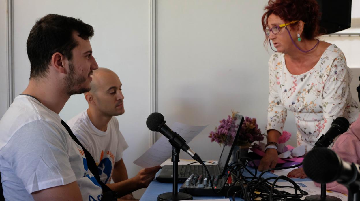 La presidenta de Acpacys, Rafaela Chevnouer, junto a los componentes del equipo de radio «Corre, anda, vuela»