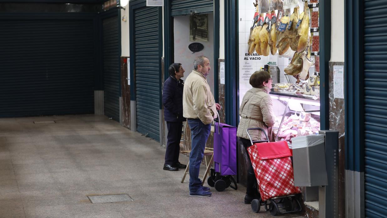 Clientes en el mercado de la Corredera