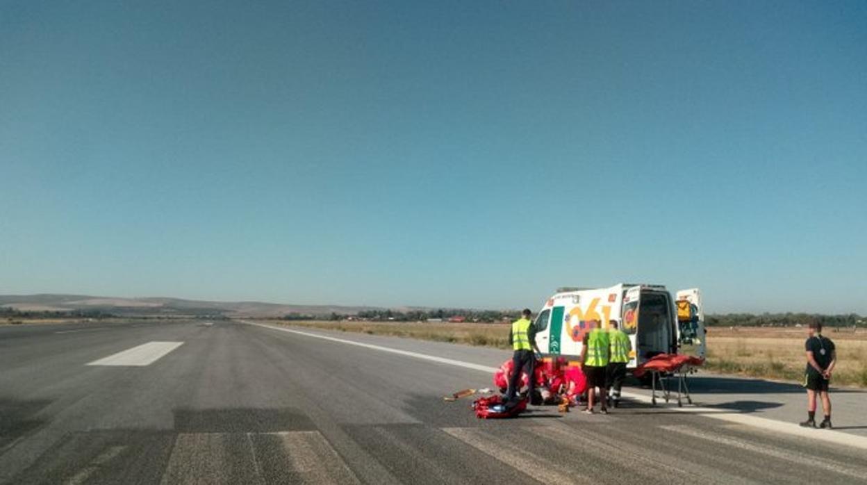 Los sanitarios atienden al hombre accidentado en el aeropuerto de Córdoba