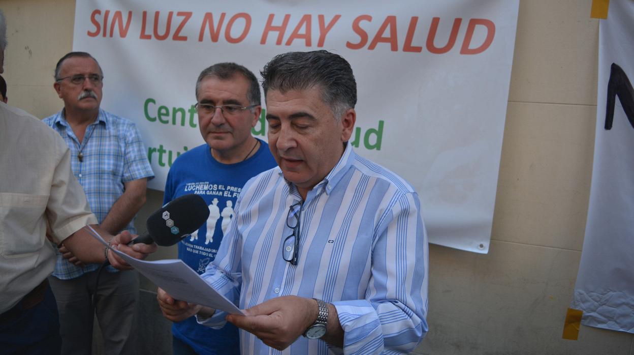 El defensor del ciudadano de Granada, Manuel Martín, junto al cura de la barriada de La Paz, Mario Picazo, han leído un manifiesto este domingo a las puertas de la parroquia de San Francisco de Asís.