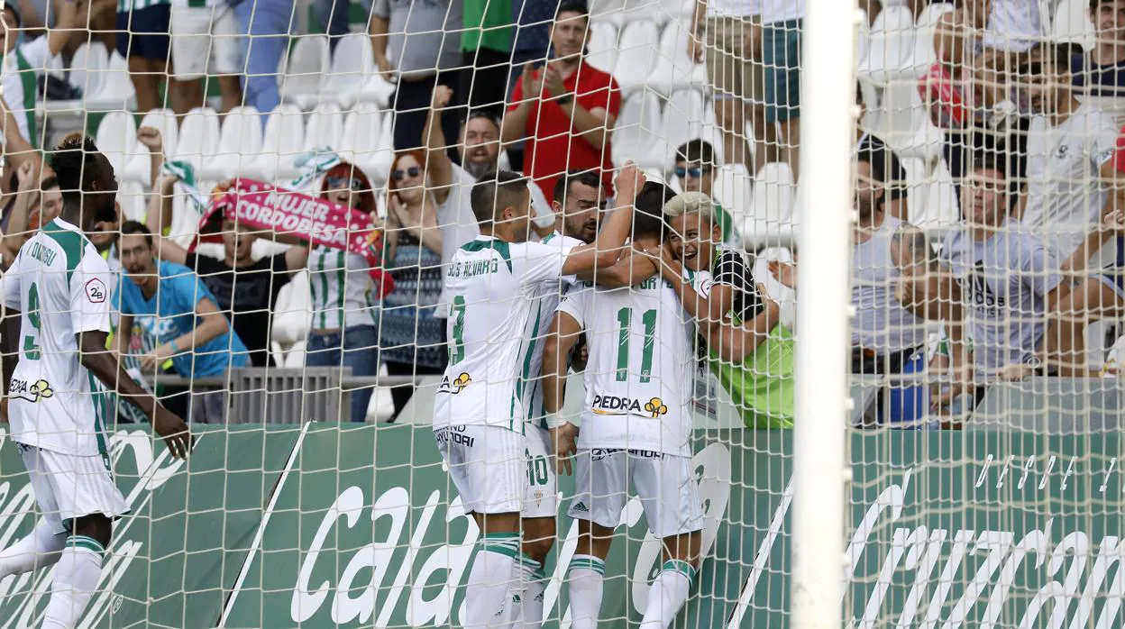 Los jugadores del Córdoba celebran su última victoria