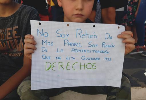 Un niño sostiene una pancarta durante una manifestación en Bérchules.