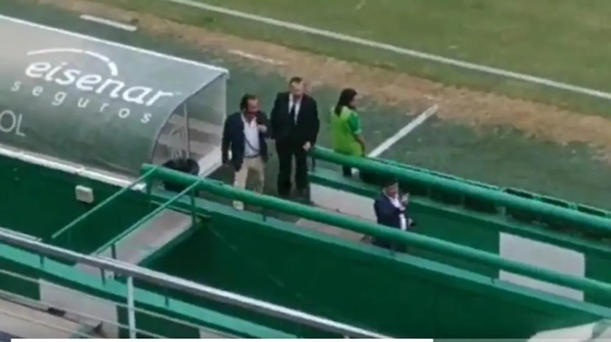 Momento en el que el presidente del Córdoba CF, Jesús León, saca el dedo