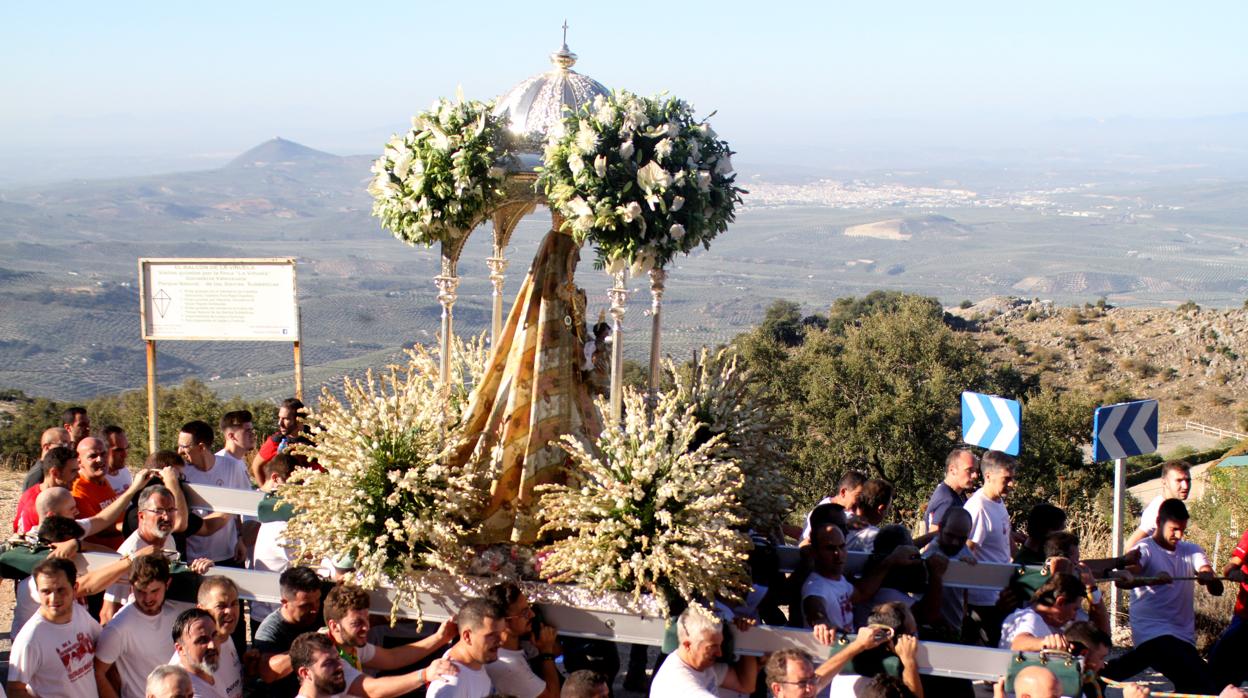 La Virgen de la Sierra de Cabra, en la subida a su santuario