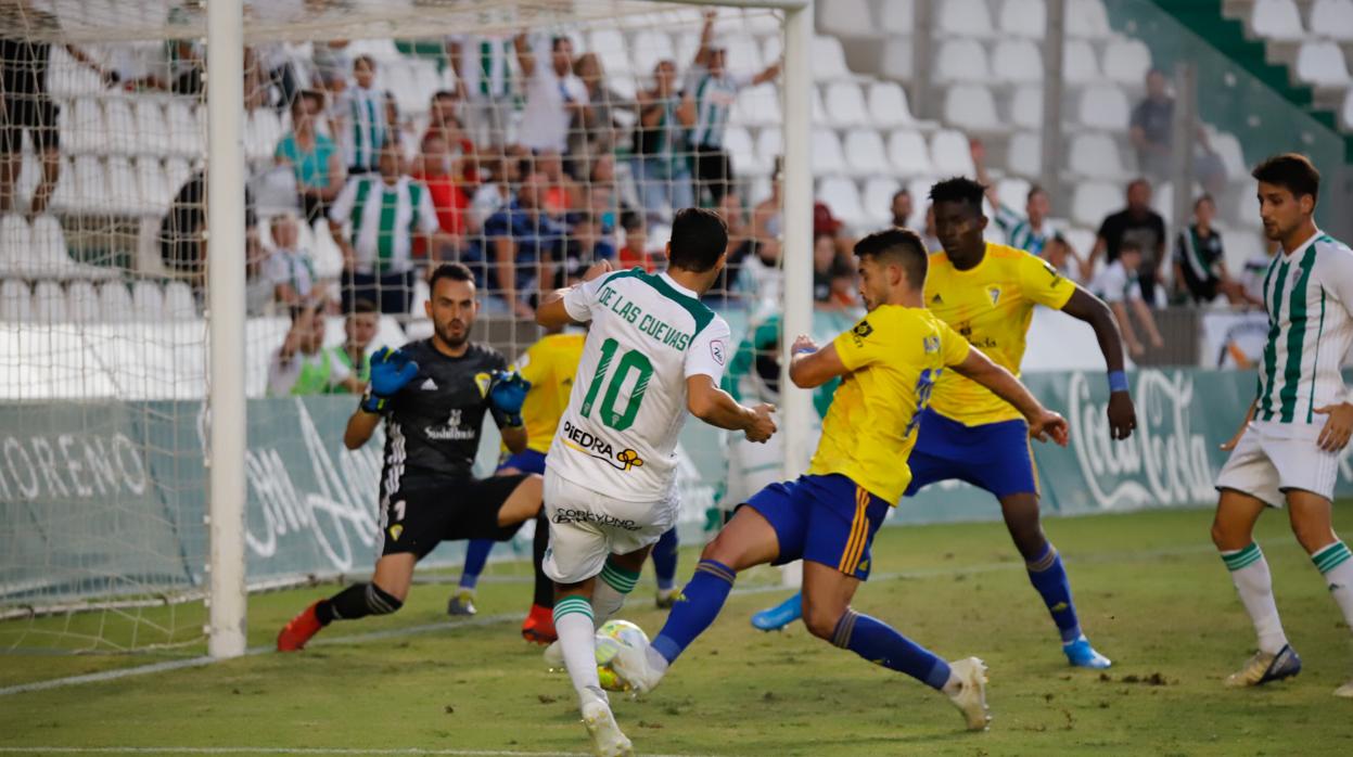 Miguel de las Cuevas marca el gol del triunfo del Córdoba ante el Cádiz B en el minuto 95