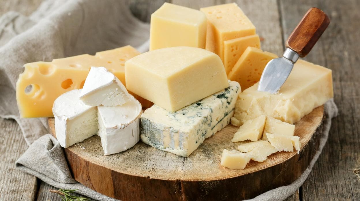 Tabla con diversos tipos de quesos