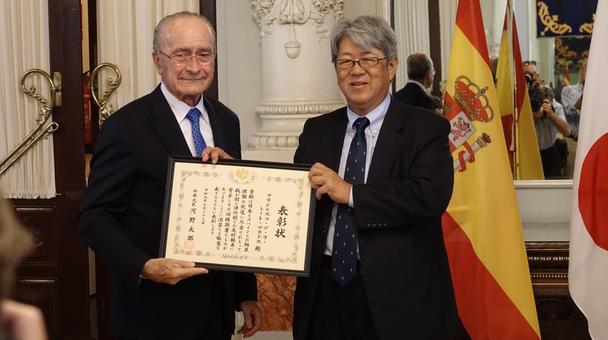 De la Torre, junto al embajador japonés en España, Masashi Mizukami