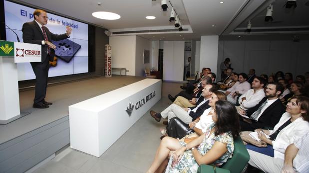 Luis Gutiérrez Rojas: «Para no hacer niños débiles hay que acostumbrarlos al no»