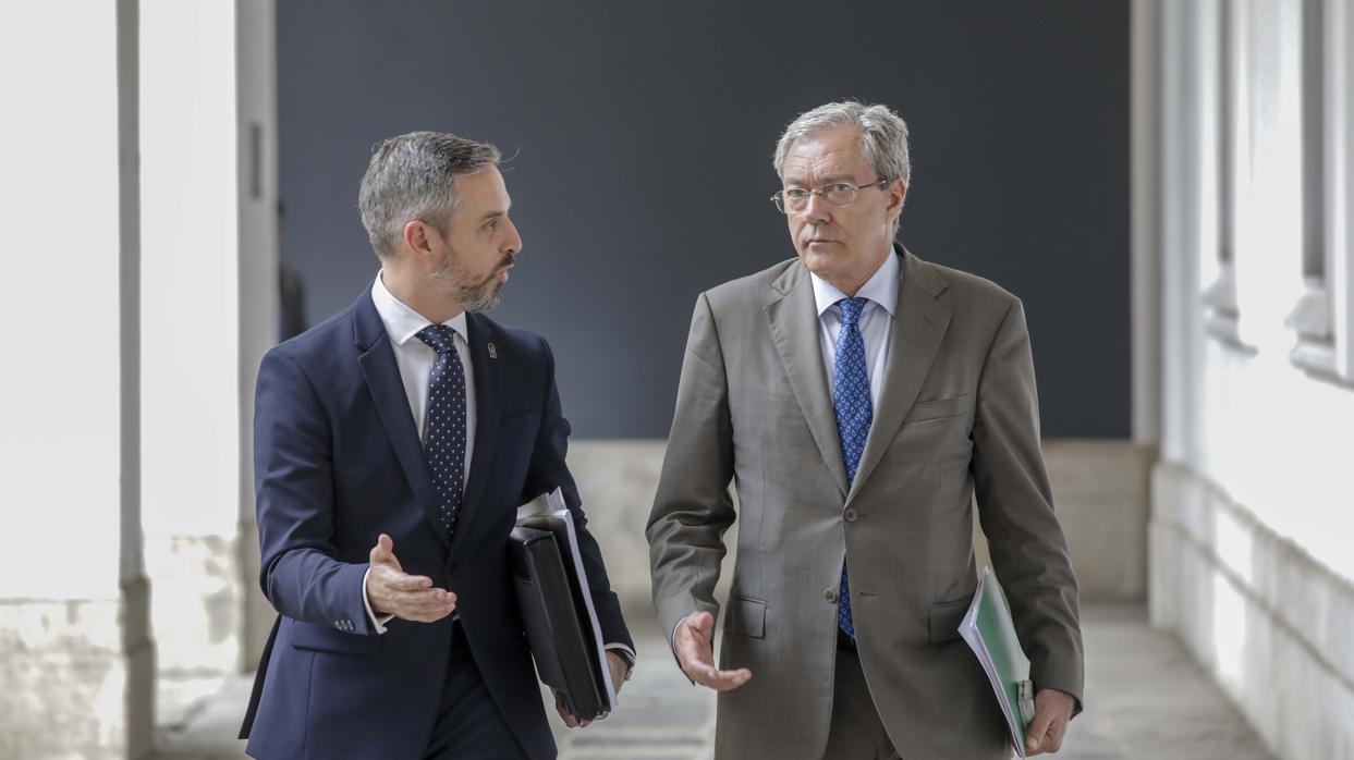 Los consejeros de Hacienda y Economía, Juan Bravo y Rogelio Velasco, ayer en San Telmo