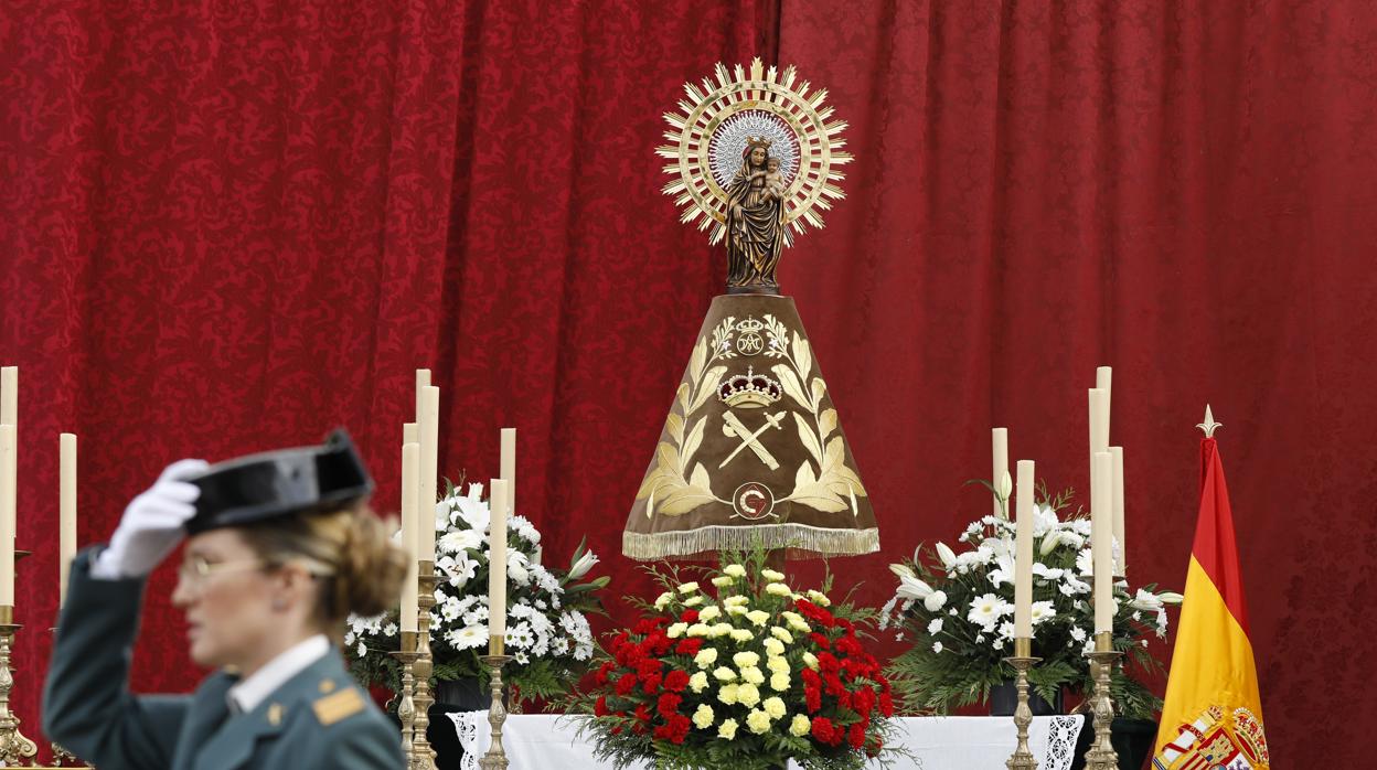 La Virgen del Pilar lucía un manto regalado por los estanqueros