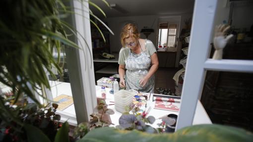 Luisa García tiene su taller de cerámica en un patio cordobés en la Corredera