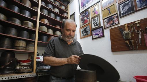 Mario Roldán ultima un sombrero cordobés en su pequeño obrador