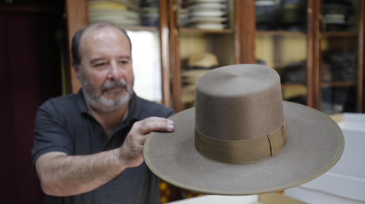 Mario Roldán muestra un sombrero cordobés hecho a mano recién salido de su taller