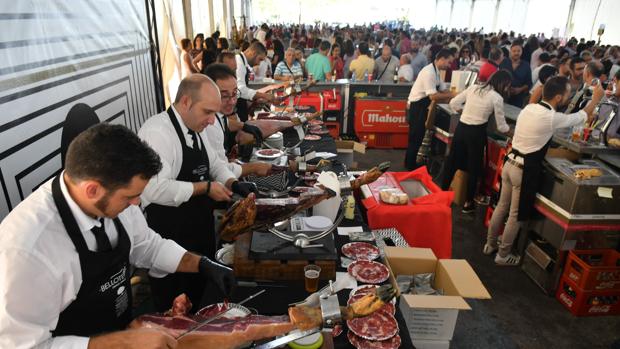 Miles de personas «se comen» la Feria del Jamón de Villanueva de Córdoba