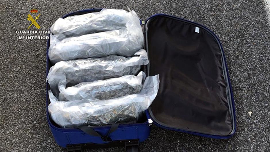 La Guardia Civil detiene en Córdoba a un joven que viajaba en un autobús con siete kilos de marihuana