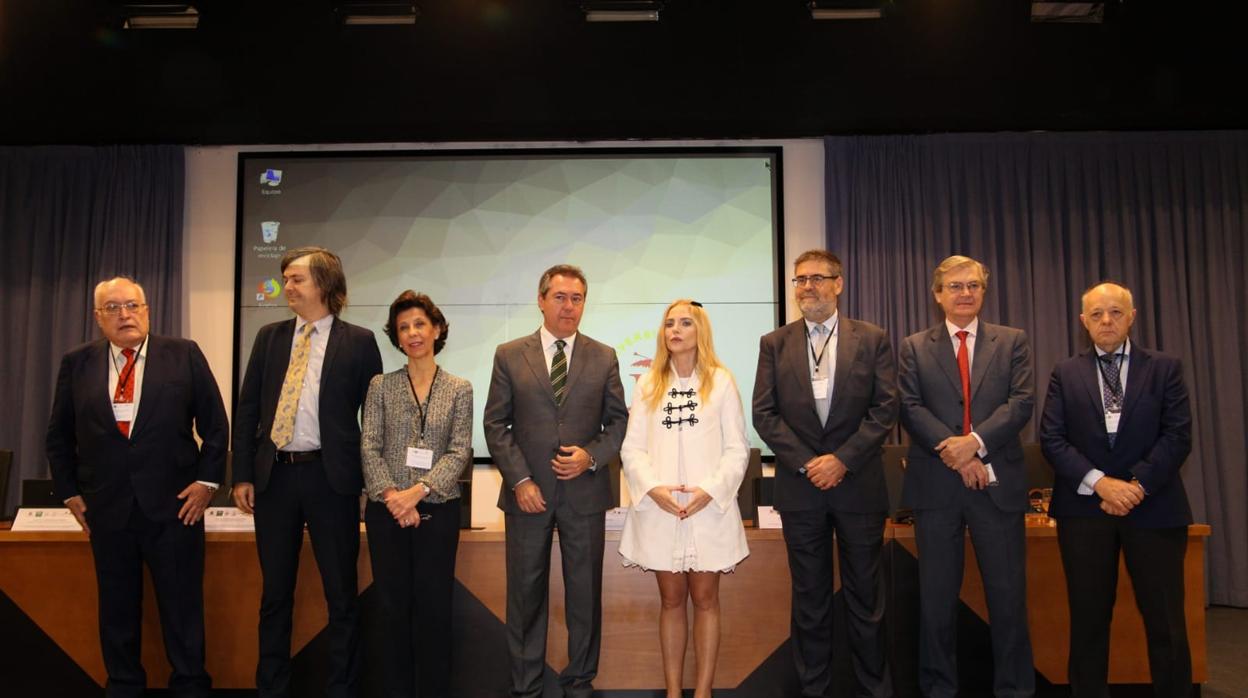 Suárez Robledano, el primero por la izquierda, en la inauguración del curso del Tribunal de Cuentas en Sevilla