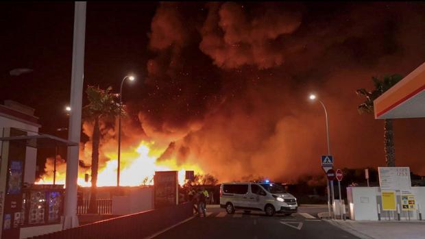 Evacúan a 145 inmigrantes de un campamento chabolista en Lepe arrasado por un incendio