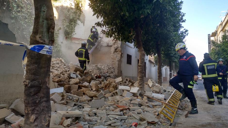 La caída del muro en San Fernando obliga a restringir el tráfico del centro de Córdoba