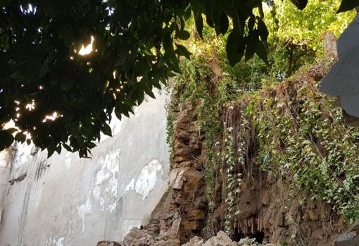 La caída del muro en San Fernando obliga a restringir el tráfico del centro de Córdoba