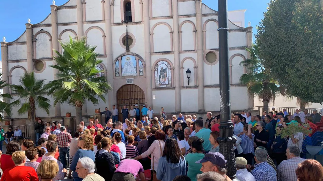 Los vecinos de Alcalá de Valle este martes en la manifestación contra la casa de apuestas