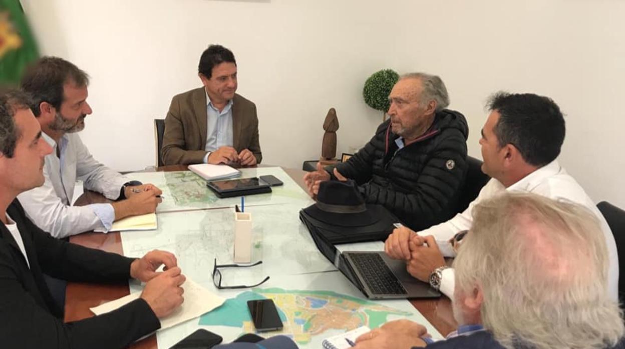 El delegado territorial de Pesca, durante la reunión con representantes de la empresa