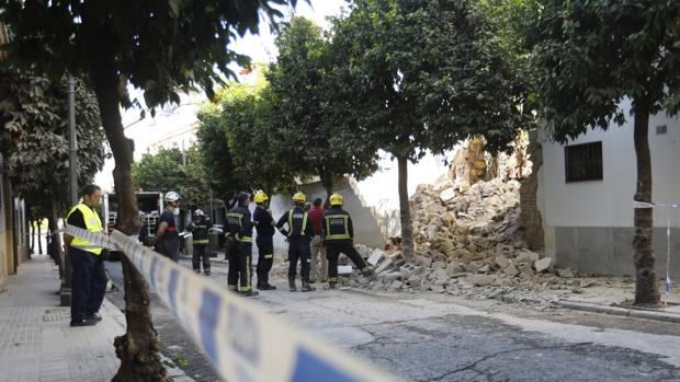 El Ayuntamiento de Córdoba mantiene los cortes y desvíos de tráfico por el derrumbe en San Fernando