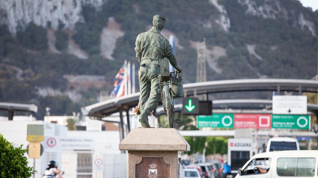 Monumento al trabajador transfronterizo frente a la Verja