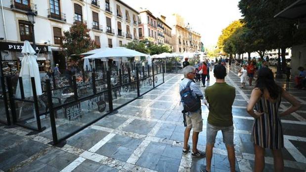 Granada declara la guerra a las terrazas ilegales