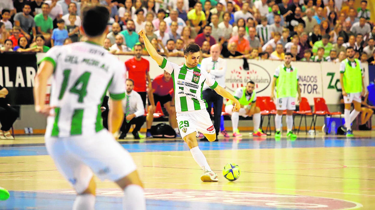 El jugador del Córdoba Patrimonio César lanza a portería ante ElPozo Murcia