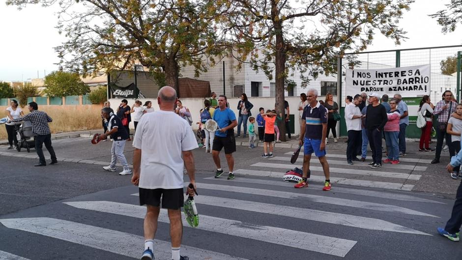 Los vecinos de Parque Azahara echan un partido de pádel callejero para reclamar la apertura de la pista