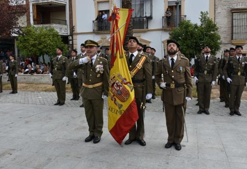 Unas 500 personas besan la bandera en la jura civil de La Carlota