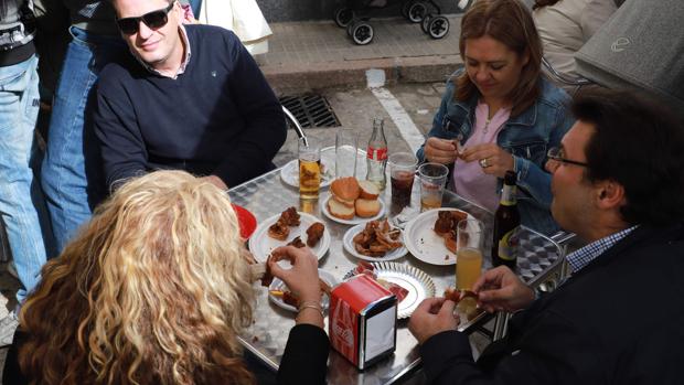 Miles de personas celebran al lechón como joya gastronómica de Cardeña