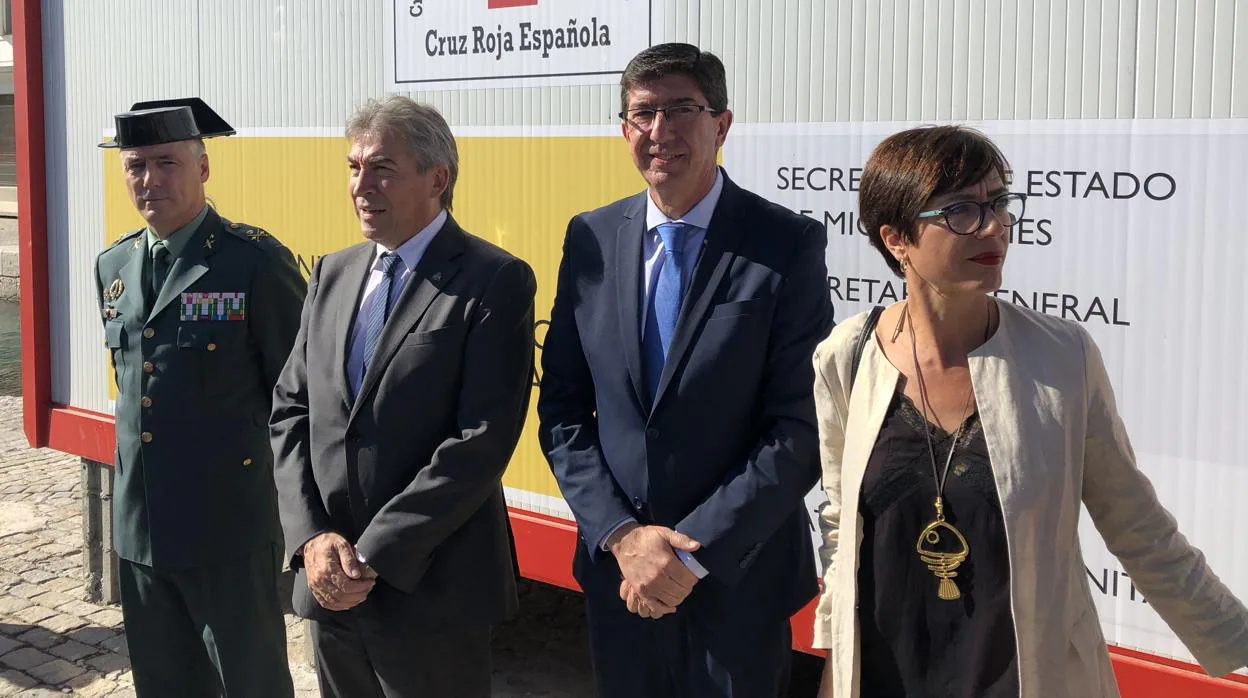 Fernández y Marín (en el centro) en la visita a las instalaciones del Puerto de Málaga