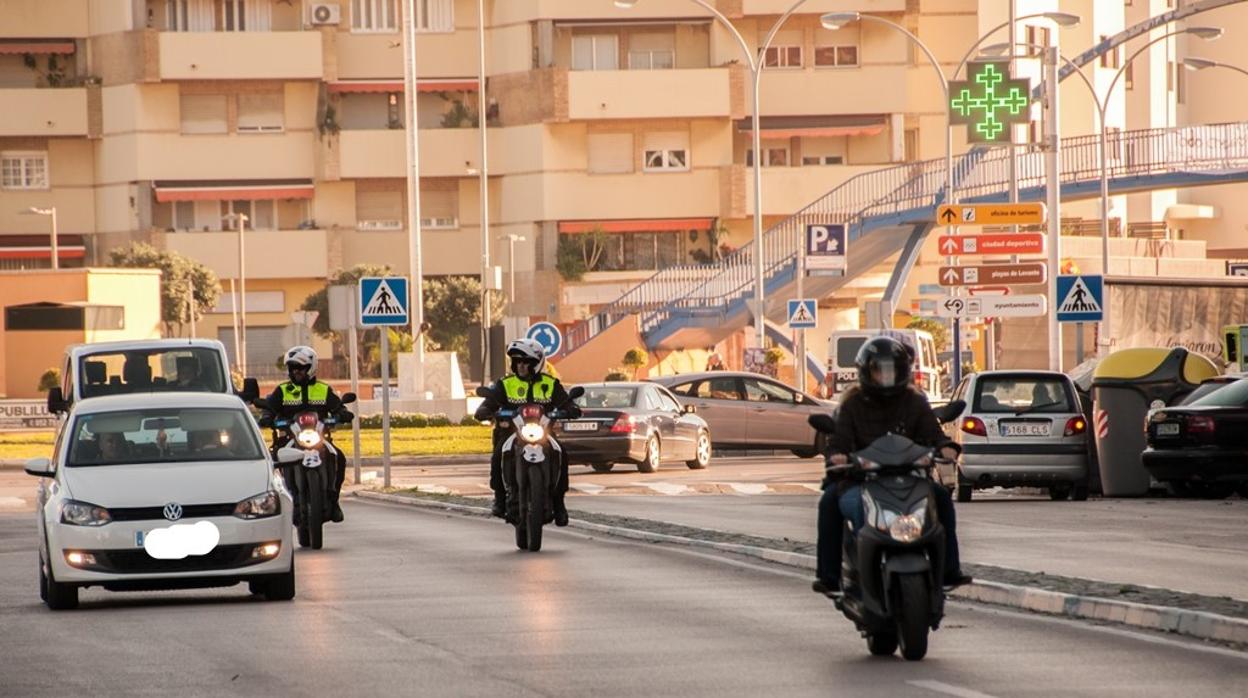 Imagen de dos policías locales de servicio en La Línea de la Concepción