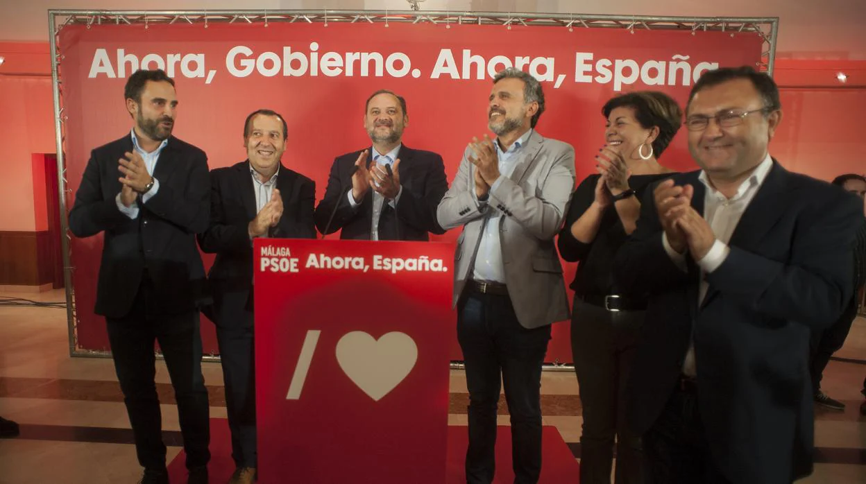 José Luis Ábalos en un acto del PSOE en Málaga junto a dirigentes provinciales y locales del partido.
