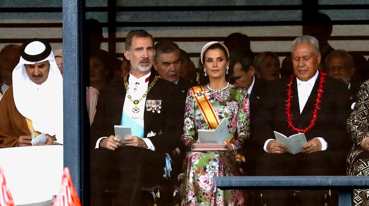 Doña Letizia, junto a l Rey Felipe VI, con el traje de la firma Matilde Cano en el acto del emperado de Japón