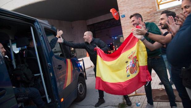 Málaga recibe entre vítores y aplausos a los policías destacados en Cataluña